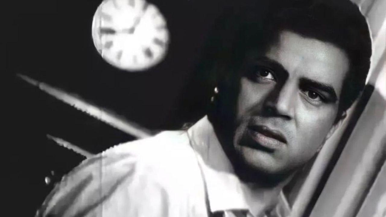 Film: Loafer (1973)
Stars: Dharmendra, Mumtaz, (late) K. N. Singh, (late) Premnath, (late) Om Prakash, Farida Jalal, (late) Madan Puri
Song: Aaj mausam badaa beiimaan hai
Singer: (late) Mohd. Rafi
Lyrics:
Aaj mausam badaa beiimaan hai, badaa beiimaan hai, aaj mausam&hellip;
Aane vaalaa koii tuufaan hai, koii tuufaan hai, aaj mausam!
Kyaa huaa hai, huaa kuchh nahii hai, Baat kyaa hai pataa kuchh nahii hai
Mujhase koii kataa ho gaii toh, Is mein merii kataa kuchh nahiin hai..
Kuubasuurat hai tuu ruth javaan hai&hellip;Aaj mausam ba.daa beiimaan hai.
Kaalii kaalii ghataa dar rahii hai, Thandii aahen havaa bhar rahii hai,
Sabako kyaa kyaa gumaan ho rahe hai, Har kalii ham pe shak kar rahii hai
Phuulon kaa dil bhii kuchh badagumaan hai&hellip;
Ai mere yaar ai husn vale, Dil kiyaa mai.nne tere havaale&hellip;
Terii marzii pe ab baat thaharii, Jiine de chaahe tuu maar daale..
Tere haathon mein ab merii jaan hai&hellip;
Aaj mausam badaa beiimaan hai
&nbsp;